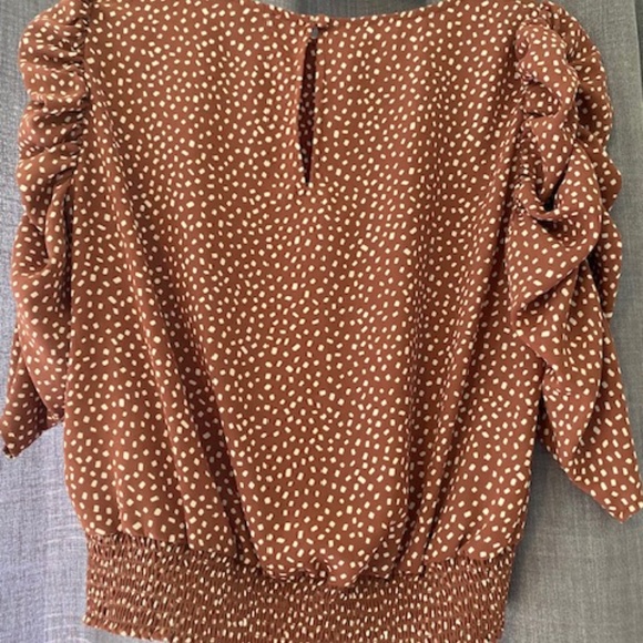 Express Cropped Ruched Sleeve Blouse - Picture 4 of 4